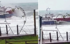 спасиха български товарен кораб повлечен вълни истанбул  видео