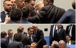 луд екшън пик сблъсъци парламента спряха заседанието възраждане манол пейков пак пиян видео снимки