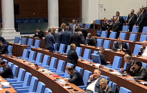 луд екшън пик сблъсъци парламента спряха заседанието възраждане манол пейков пак пиян видео снимки