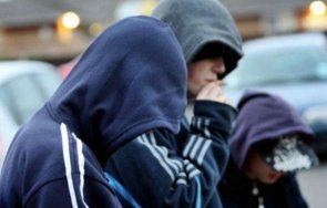 без причина деца пребиха камъни мъж