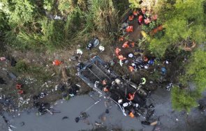 автобус падна мост гватемала души загинаха видео