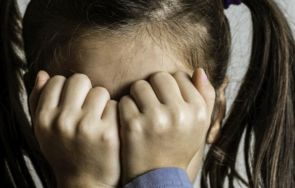 годишно момиче помля непълнолетната дъщеря