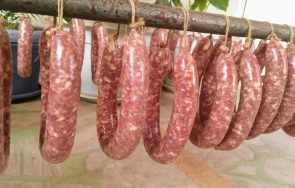 гладен апаш сви наденици оставени сушене