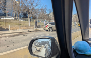 автомобил удари бетонна преграда помете две паркирани коли ранени