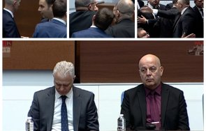 пик размирици парламента квесторите удържат страстите налитащите бой видео