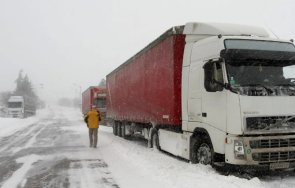 тира закъсаха снега блокираха движението входа шумен