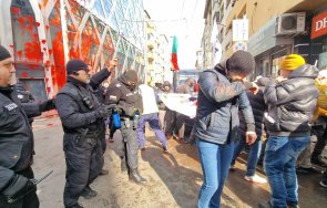 екшън центъра софия огън запалителни бомби кървавочервена боя протеста възраждане лева пострадали полицаи снимки