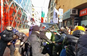 екшън центъра софия огън запалителни бомби кървавочервена боя протеста възраждане лева пострадали полицаи снимки