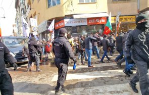 екшън центъра софия огън запалителни бомби кървавочервена боя протеста възраждане лева пострадали полицаи снимки