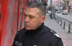 пострадал протеста възраждане полицай уцелиха окото яйце пълно боя