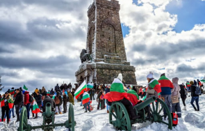изринаха тонове сняг около паметника шипка честванията март