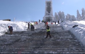 изринаха тонове сняг около паметника шипка честванията март