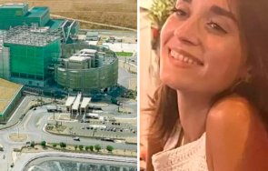 ужасно нелепо млада жена падна контейнер загина преса компресиране боклук