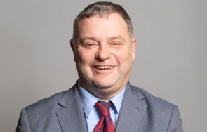 вкараха британски депутат затвора заради бой