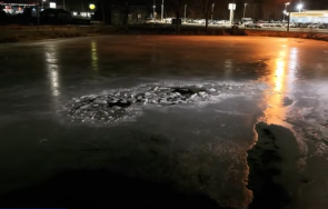 спасиха четири деца паднали заледено езеро видео