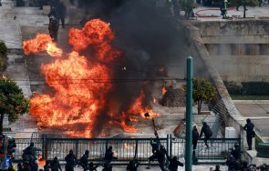 безредици протестиращи тръгнаха молотов парламента атина полицията използва шокови гранати видео
