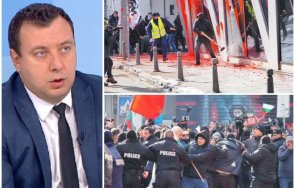 наглост депутат възраждане брани яростно хулиганите потрошили сградата хвърлил боя хвърлил две три бомбички вече радикализация