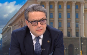 тома биков кабинета всичко скърца пада