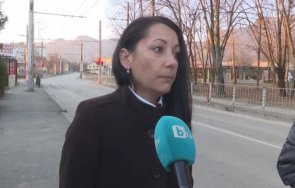 деца враца замерят автомобили камъни