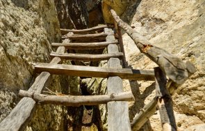 спасиха туристи паднали пещера утробата