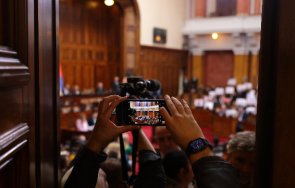 сръбският парламент продължи работа размириците промени закона висшето образование