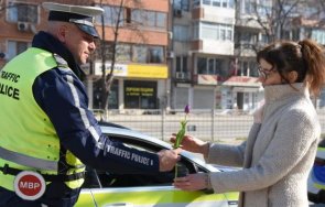 полицаи глобавят подаряват цветя март варна