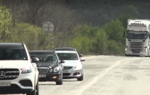 взимат проби асфалта пътя където загина сияна