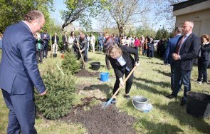 наталия киселова засади дърво подкрепа инициативата мирен атом зелена планета