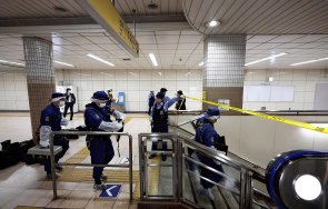 мъж костюм жокера рани няколко души нож метрото токио полицията задържа