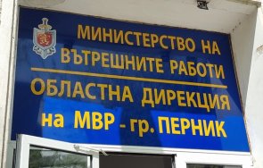 мъж задържан укриване документи особено големи размери