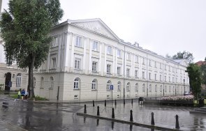 мъж брадва уби един човек рани друг варшавския университет