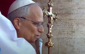 първи път папата американец робърт превост приема името лъв xvi живо