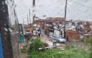 влак блъсна кола софия закъснения бдж линията перник благоевград