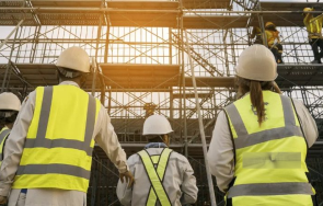 работник критично състояние паднал скеле дупница