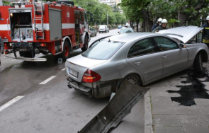 Зрелищна катастрофа в Хасково: Млада шофьорка се заби в мантинела и събори дърво на спирка (СНИМКА)