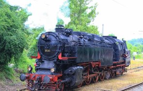 влак парния локомотив баба меца пътува софия перник юни