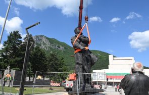 върнаха паметника ботев враца посрещнаха духова музика снимки