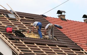 мъж почина падане покрив ремонт свищов