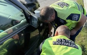 джентълмени полицаи смениха спукана гума автомобил магистрала тракия