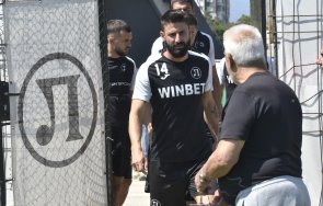 петима пробват лаута снимки