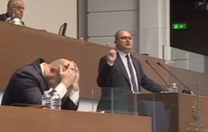 шоу пик министър хвана главата думи депутат прорурската партия възраждане видео