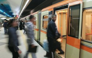 брутални нагли локали нападат дете метрото искат вземат маратонките тениската 500 лева