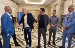 изненадващо наско сираков даниел боримиров парламента депутати посрещнаха видео