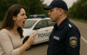 жена удари полицай семеен скандал шумен