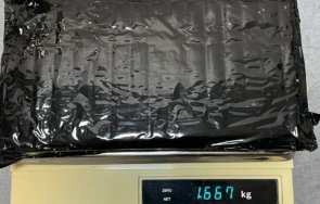 митничарите летището софия заловиха килограма кокаин куфар двойно дъно