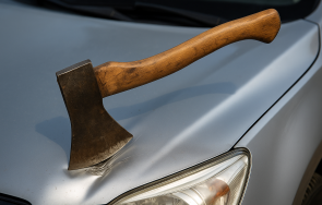 шофьор блъсна племенника разцепи брадва колата