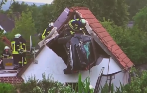 кола разби покрив плевня германия ранени