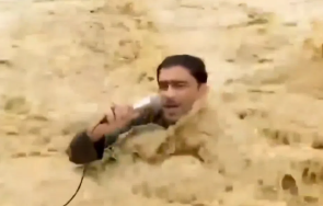 честта професията репортер отнесен придошлите води докато предава живо видео