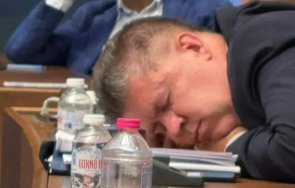 случи депутати хъркат парламента докато приемат закони снимки