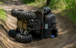 мъж опасност живота падане атв